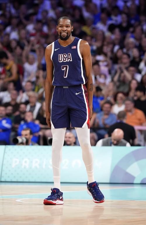 早报：拜仁的四线一十六胜，在我的肩膀上扛着！（早报：拜仁四线豪取16连胜，一肩扛起全队！）