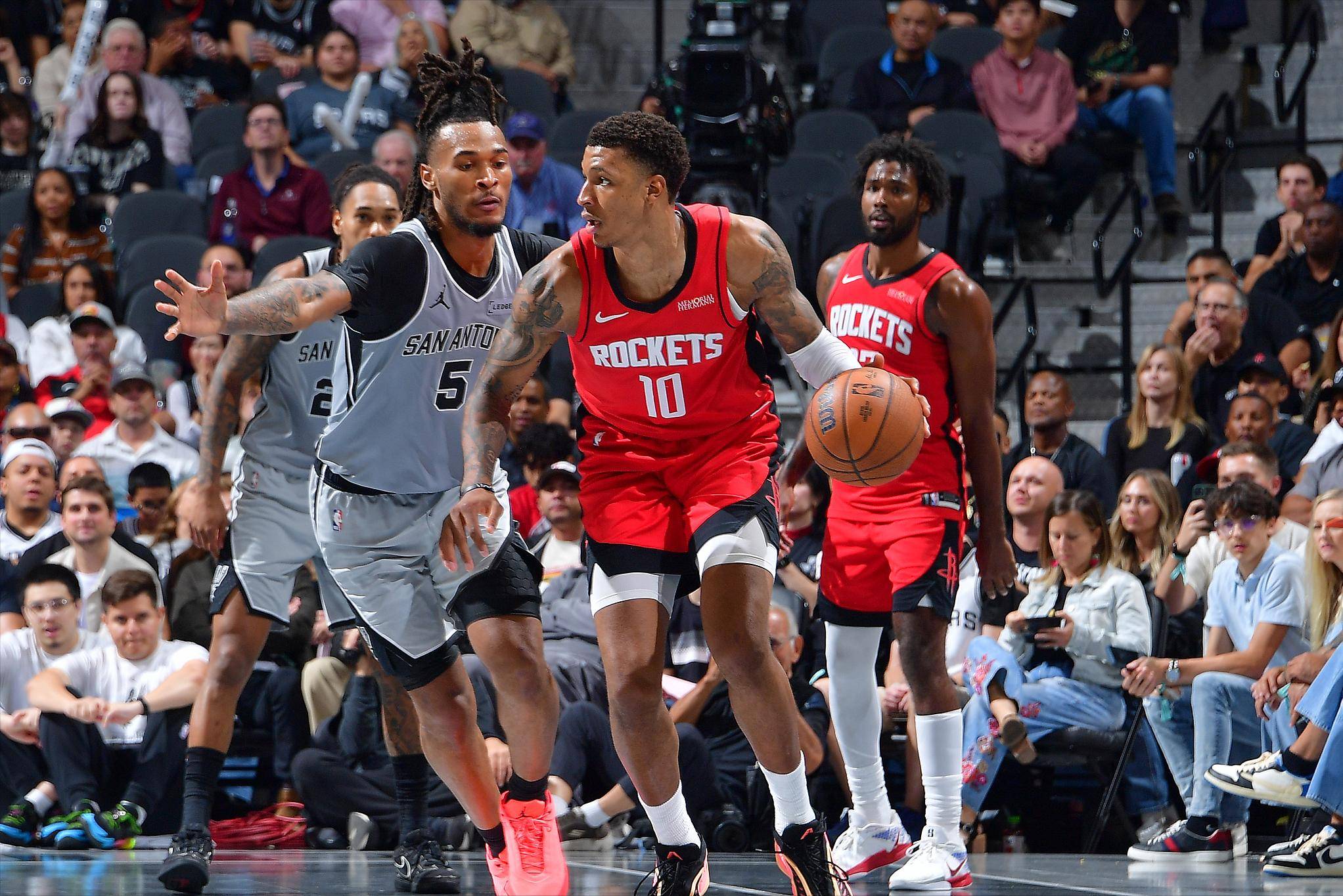 莫伦特斯：皇马应该公开力挺阿隆索；部分球员已脱离球队计划（莫伦特斯：皇马应公开支持阿隆索，部分球员已不在球队计划内）