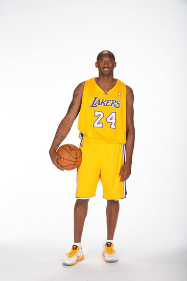 西媒热议亚马尔表现：昨晚真正的18岁新星是埃斯特旺（西媒聚焦亚马尔之战：昨夜最耀眼的18岁新星其实是埃斯特旺）