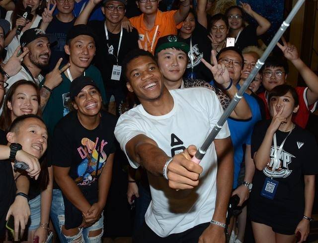 三连败！利物浦1-4埃因霍温Liverpool 1-4 PSV 🥶（利物浦惨遭三连败：1-4负于埃因霍温 🥶）