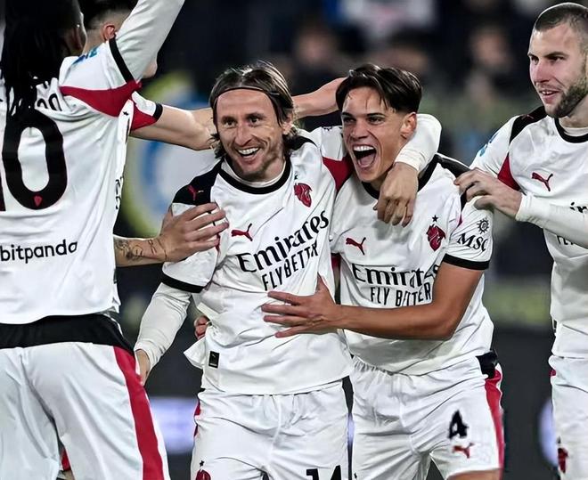 韦世豪：最后那个点球确实太牵强了；换个发型换个心情（韦世豪：最后那粒点球判得过于勉强，换个发型也换个心情）