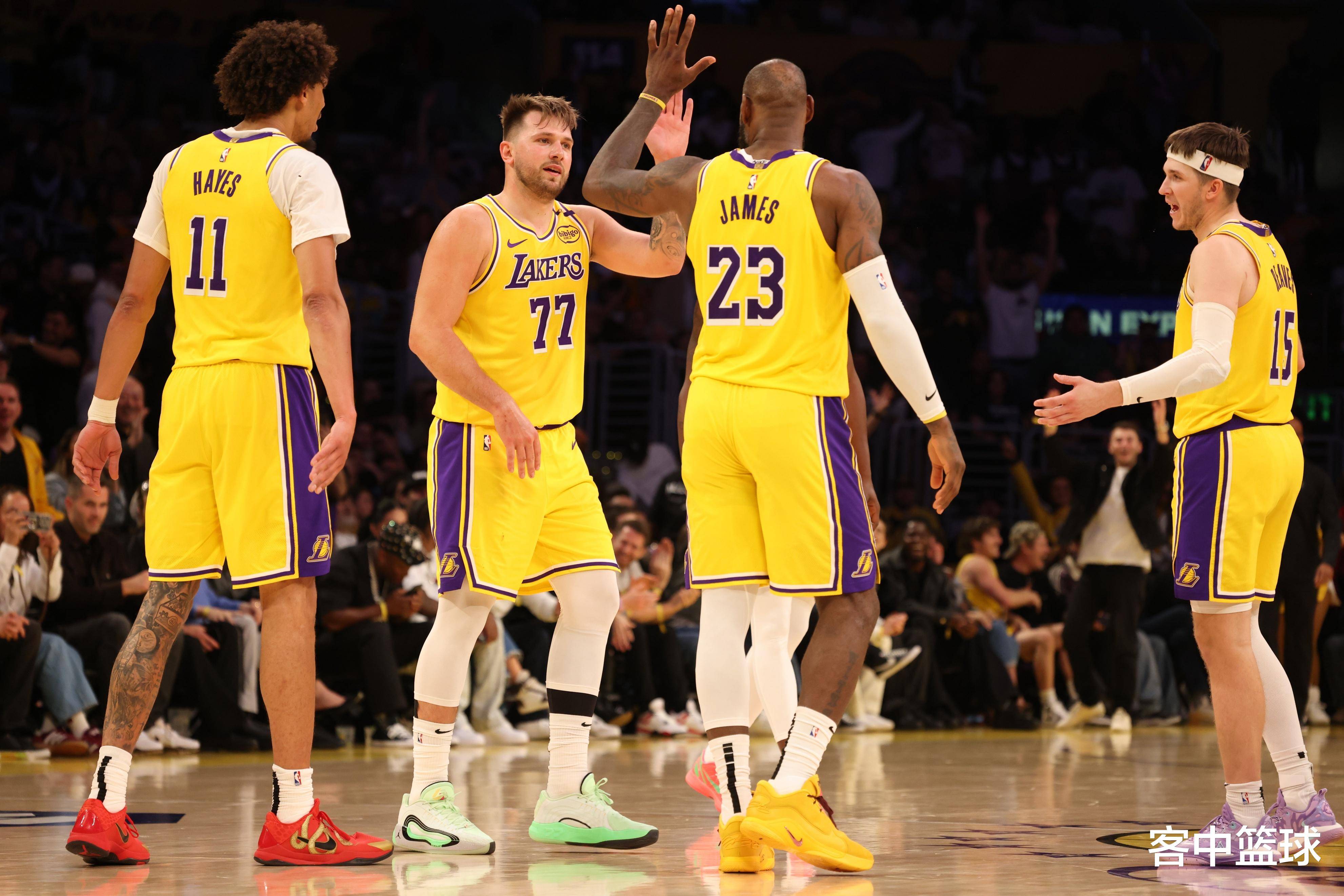 佛罗伦萨连续8场不胜，赛后哲科拿着扩音器与球迷沟通（佛罗伦萨遭遇八场不胜，赛后哲科持扩音器向球迷发声）