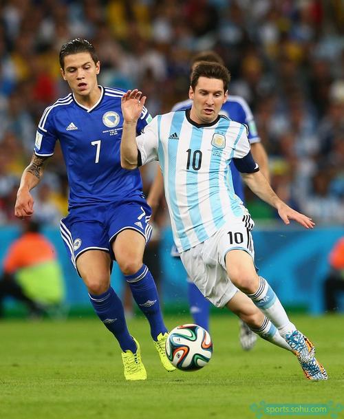 都体：弗拉霍维奇遭遇左腿拉伤，预计将缺阵至今年年底（都灵体育报：弗拉霍维奇左腿拉伤，预计休战至今年底）