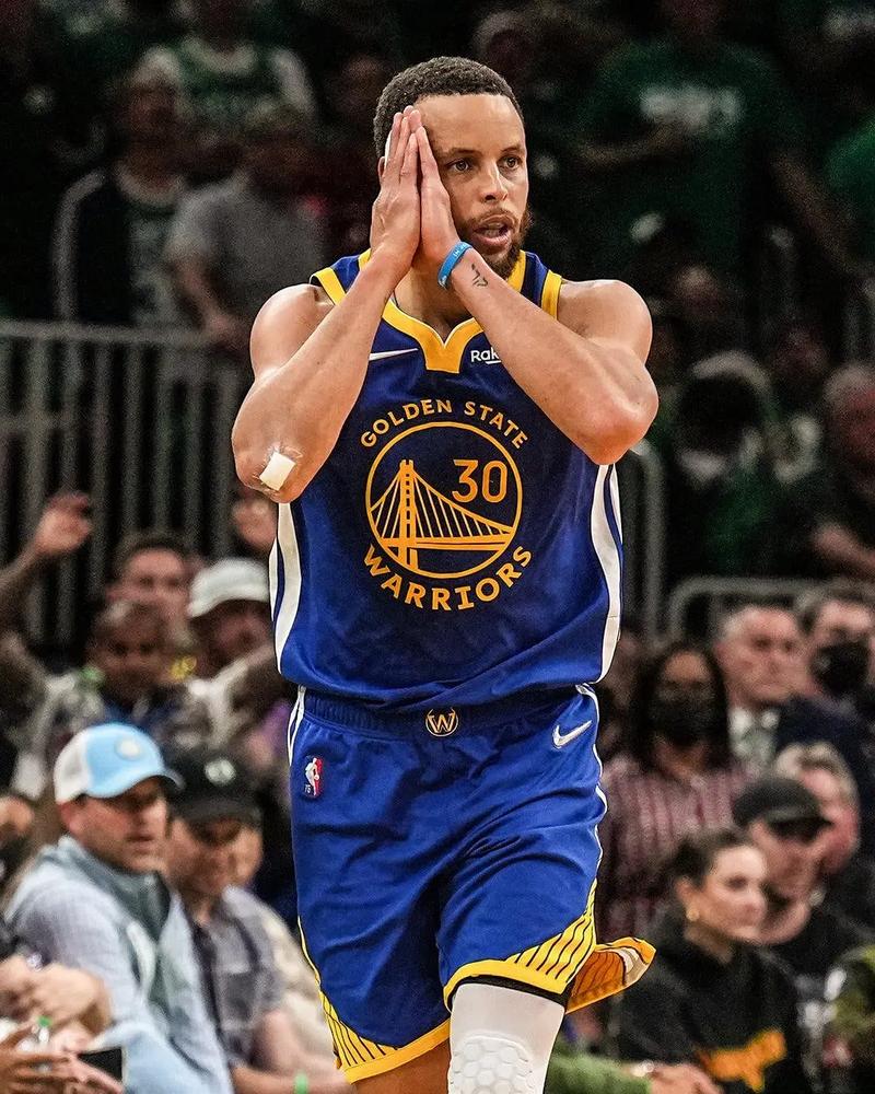 欧冠决赛用球谍照：包含白+深紫，灵感来自举办城市布达佩斯（欧冠决赛官方用球曝光：白与深紫配色，设计灵感取自布达佩斯）