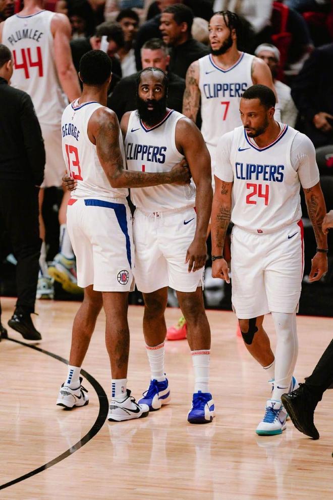 巴萨官方：受大雾影响，球队客战贝蒂斯的航班延误一小时（巴萨官宣：大雾致球队赴客战贝蒂斯航班延误一小时）